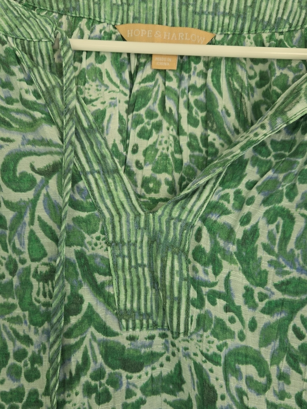 Hope & Harlow Green Printed V-Neck Top Size L